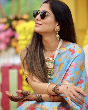 Soumya Seth Instagram - Saree, sunnies, and sass – serving looks with a side of mehendi magic! ✨🌿