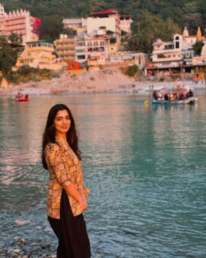 Sowkya Reddy Instagram - An Evening in Rishikesh 🌅 
When the Golden Sun meets the serene Ganges ☀️ 🧘
#rishikesh