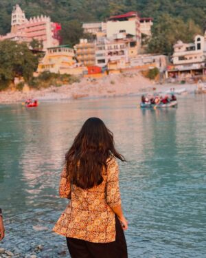 Sowkya Reddy Instagram - An Evening in Rishikesh 🌅 
When the Golden Sun meets the serene Ganges ☀️ 🧘
#rishikesh