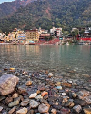 Sowkya Reddy Instagram - An Evening in Rishikesh 🌅 
When the Golden Sun meets the serene Ganges ☀️ 🧘
#rishikesh