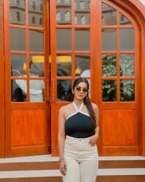 Sowkya Reddy Instagram - Alexa, Play my Sunday Playlist 🎶 !! 
.
.
.
.
.
#mood #playlist #sunday #lookbook #ootd #hyderabad #cafe #roastery #kokapet
