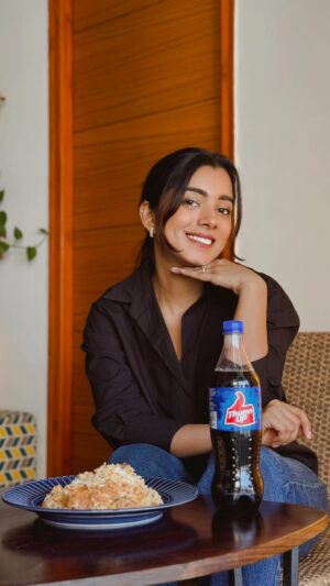Sowkya Reddy Instagram - Everyone claims to be the biggest biryani fan, but which one truly deserves the crown? 🤔🍛

Grab your favorite biryani, enjoy every bite, and head to the Thums Up platform to cast your vote for the biryani that reigns supreme! 🙌 

#ToofaniBiryaniHunt #ThumsUp