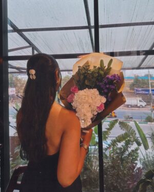 Sowkya Reddy Instagram - 🌷✨ Handful of flowers and a splash of creativity ✨🌷
.
.

@prezmo.in 
@florattica__ 
( bouquet , flowers , Hyderabad cafe , prezmo , bouquet workshop , art , make your own bouquet )