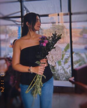Sowkya Reddy Instagram - 🌷✨ Handful of flowers and a splash of creativity ✨🌷
.
.

@prezmo.in 
@florattica__ 
( bouquet , flowers , Hyderabad cafe , prezmo , bouquet workshop , art , make your own bouquet )