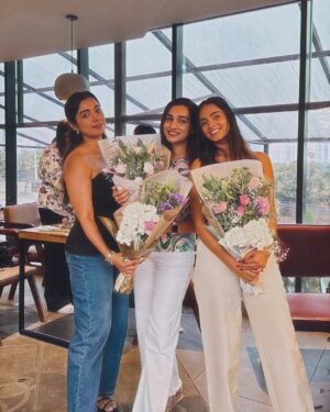 Sowkya Reddy Instagram - 🌷✨ Handful of flowers and a splash of creativity ✨🌷
.
.

@prezmo.in 
@florattica__ 
( bouquet , flowers , Hyderabad cafe , prezmo , bouquet workshop , art , make your own bouquet )
