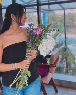Sowkya Reddy Instagram - 🌷✨ Handful of flowers and a splash of creativity ✨🌷
.
.

@prezmo.in 
@florattica__ 
( bouquet , flowers , Hyderabad cafe , prezmo , bouquet workshop , art , make your own bouquet )