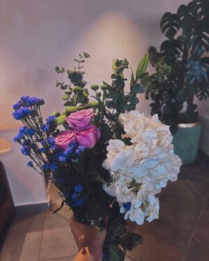 Sowkya Reddy Instagram - 🌷✨ Handful of flowers and a splash of creativity ✨🌷
.
.

@prezmo.in 
@florattica__ 
( bouquet , flowers , Hyderabad cafe , prezmo , bouquet workshop , art , make your own bouquet )