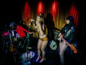 Spencer Grammer Instagram - Thnx 2 all who came last week for ⚡️WHAM BAM GLAM⚡️by @belleandchain 
Stay tuned for next installment 🙏🏼 @swyndle.la for banging the gong

📷 @dug.moore 
#whambamglam #belleandchain #livemusic #glamrock #lamusic #lastory