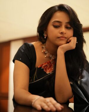 Sri Divya Instagram - 🌺🖤

📸 @vfxkarthick 
Styling @kalyanik666 
Outfit @sravaniraoofficial 
Jewellery @devijewellersjubileehills 
M&H @rameshpanda.mua @puii_c_ammy

#BehindwoodsGoldHallOfFamers