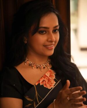 Sri Divya Instagram - 📷 @vfxkarthick 

Styling @kalyanik666 

Outfit @sravaniraoofficial 

Jewellery @devijewellersjubileehills 

M&H @rameshpanda.mua @puii_c_ammy

#BehindwoodsGoldHallOfFamers