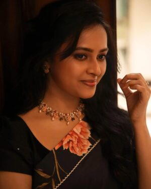 Sri Divya Instagram - 📷 @vfxkarthick 

Styling @kalyanik666 

Outfit @sravaniraoofficial 

Jewellery @devijewellersjubileehills 

M&H @rameshpanda.mua @puii_c_ammy

#BehindwoodsGoldHallOfFamers