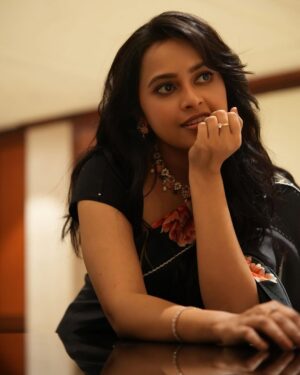 Sri Divya Instagram - 🌺🖤

📸 @vfxkarthick 
Styling @kalyanik666 
Outfit @sravaniraoofficial 
Jewellery @devijewellersjubileehills 
M&H @rameshpanda.mua @puii_c_ammy

#BehindwoodsGoldHallOfFamers