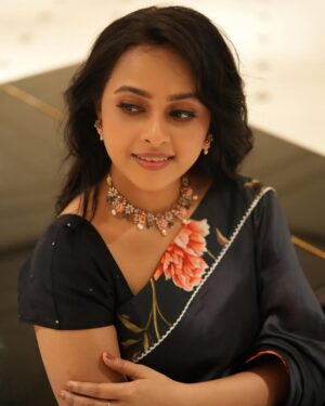 Sri Divya Instagram - 🌺🖤

📸 @vfxkarthick 
Styling @kalyanik666 
Outfit @sravaniraoofficial 
Jewellery @devijewellersjubileehills 
M&H @rameshpanda.mua @puii_c_ammy

#BehindwoodsGoldHallOfFamers