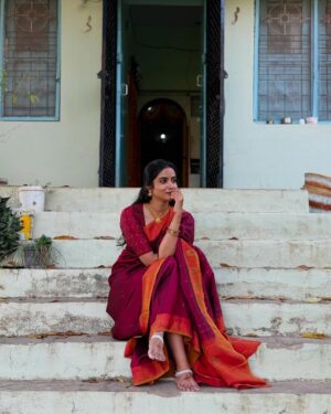 Sri Gouri Priya Instagram - కాలాన్నే నిలవేసి కలలకు ఇవ్వాలీ వెలలేని విలువలు..
ఆకాశం ఏనాటిదో.. అనురాగం ఆనాటిది..
✨
Ft. అమ్మ చీర❤️