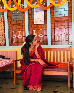 Sri Gouri Priya Instagram - కాలాన్నే నిలవేసి కలలకు ఇవ్వాలీ వెలలేని విలువలు..
ఆకాశం ఏనాటిదో.. అనురాగం ఆనాటిది..
✨
Ft. అమ్మ చీర❤️
