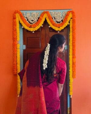 Sri Gouri Priya Instagram - కాలాన్నే నిలవేసి కలలకు ఇవ్వాలీ వెలలేని విలువలు..
ఆకాశం ఏనాటిదో.. అనురాగం ఆనాటిది..
✨
Ft. అమ్మ చీర❤️