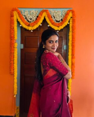 Sri Gouri Priya Instagram - కాలాన్నే నిలవేసి కలలకు ఇవ్వాలీ వెలలేని విలువలు..
ఆకాశం ఏనాటిదో.. అనురాగం ఆనాటిది..
✨
Ft. అమ్మ చీర❤️