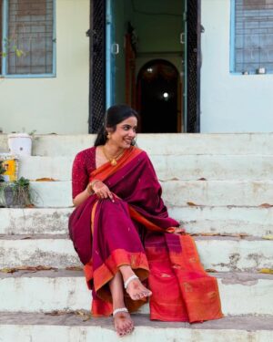 Sri Gouri Priya Instagram - కాలాన్నే నిలవేసి కలలకు ఇవ్వాలీ వెలలేని విలువలు..
ఆకాశం ఏనాటిదో.. అనురాగం ఆనాటిది..
✨
Ft. అమ్మ చీర❤️
