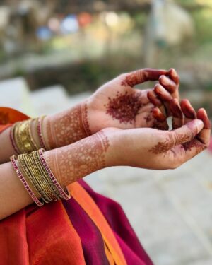 Sri Gouri Priya Instagram - కాలాన్నే నిలవేసి కలలకు ఇవ్వాలీ వెలలేని విలువలు..
ఆకాశం ఏనాటిదో.. అనురాగం ఆనాటిది..
✨
Ft. అమ్మ చీర❤️
