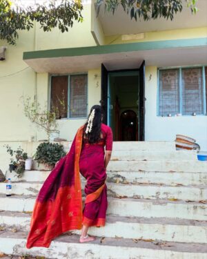 Sri Gouri Priya Instagram - కాలాన్నే నిలవేసి కలలకు ఇవ్వాలీ వెలలేని విలువలు..
ఆకాశం ఏనాటిదో.. అనురాగం ఆనాటిది..
✨
Ft. అమ్మ చీర❤️
