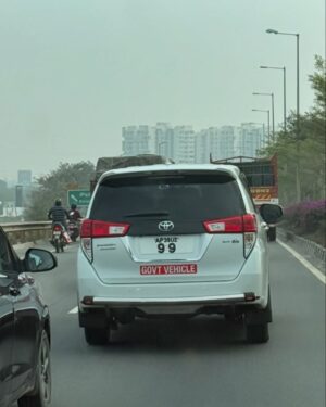 Sri Sudha Bhimireddy Instagram - Even public wants to display their fancy car numbers….

Rule is a Rule for everyone…..

Traffic violation penalty is applicable for everyone….

Disobeying the traffic rules by government 🙏🏼
#trafficviolation #disobeyingtherules @andhrapradeshcm @appolice.100