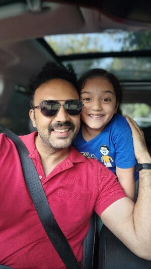 Sriranjani Sundaram Instagram - Pothi pothi valatha en chinna malliga mottu. Veda and Appa singing this beautiful Raja tune