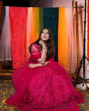 Srishti Ganguli Rindani Instagram - Guess who our guest is for our wedding special episode? 

👗 @yeh_lehenga_nahi_mehenga