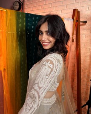 Srishti Ganguli Rindani Instagram - Guess who our guest is for our wedding special episode? 

👗 @yeh_lehenga_nahi_mehenga