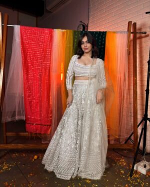 Srishti Ganguli Rindani Instagram - Guess who our guest is for our wedding special episode? 

👗 @yeh_lehenga_nahi_mehenga