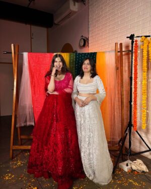 Srishti Ganguli Rindani Instagram - Guess who our guest is for our wedding special episode? 

👗 @yeh_lehenga_nahi_mehenga