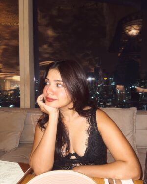 Srishti Garg Instagram - i think i’ve found my favorite spot for a date night at @bastianmumbai 💌✨🧚🏻

@bastianexperience 

my top favs are
salmon sushi
Malaysian noodles (if u are veg)
pull cake hazelnut crunch (super yum)
tiramisu 
chicken bao