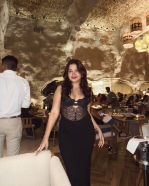 Srishti Garg Instagram - i think i’ve found my favorite spot for a date night at @bastianmumbai 💌✨🧚🏻

@bastianexperience 

my top favs are
salmon sushi
Malaysian noodles (if u are veg)
pull cake hazelnut crunch (super yum)
tiramisu 
chicken bao