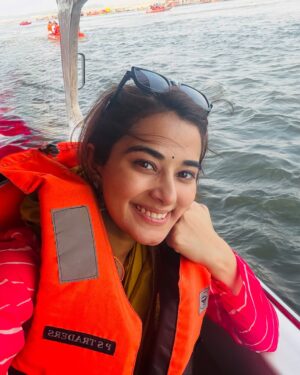 Stefy Patel Instagram - Jai Gange maiya ki 🙏♥️
.
Have Been dreaming about this moment every single day for the past month —taking a dip in the sacred Ganga at #Mahakumbh2025✨
And literally two days back I gave up , thinking I won’t be able to make it
But today, that dream is reality!♥️
Wo Kehte hai na Bulawa aata hai 🥰 toh Ganga maa ne bula lia 💫
.
Grateful beyond words to witness the world’s greatest spiritual gathering in this life 🙏✨

 #Blessed #Mahakumbh #spiritualjourney