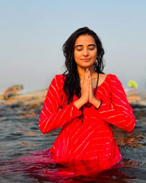 Stefy Patel Instagram - Jai Gange maiya ki 🙏♥️
.
Have Been dreaming about this moment every single day for the past month —taking a dip in the sacred Ganga at #Mahakumbh2025✨
And literally two days back I gave up , thinking I won’t be able to make it
But today, that dream is reality!♥️
Wo Kehte hai na Bulawa aata hai 🥰 toh Ganga maa ne bula lia 💫
.
Grateful beyond words to witness the world’s greatest spiritual gathering in this life 🙏✨

 #Blessed #Mahakumbh #spiritualjourney