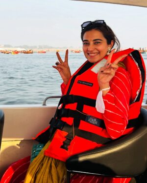 Stefy Patel Instagram - Jai Gange maiya ki 🙏♥️
.
Have Been dreaming about this moment every single day for the past month —taking a dip in the sacred Ganga at #Mahakumbh2025✨
And literally two days back I gave up , thinking I won’t be able to make it
But today, that dream is reality!♥️
Wo Kehte hai na Bulawa aata hai 🥰 toh Ganga maa ne bula lia 💫
.
Grateful beyond words to witness the world’s greatest spiritual gathering in this life 🙏✨

 #Blessed #Mahakumbh #spiritualjourney