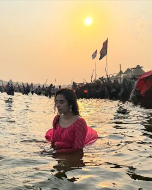 Stefy Patel Instagram - Jai Gange maiya ki 🙏♥️
.
Have Been dreaming about this moment every single day for the past month —taking a dip in the sacred Ganga at #Mahakumbh2025✨
And literally two days back I gave up , thinking I won’t be able to make it
But today, that dream is reality!♥️
Wo Kehte hai na Bulawa aata hai 🥰 toh Ganga maa ne bula lia 💫
.
Grateful beyond words to witness the world’s greatest spiritual gathering in this life 🙏✨

 #Blessed #Mahakumbh #spiritualjourney