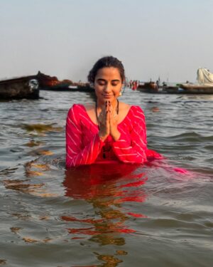 Stefy Patel Instagram - Jai Gange maiya ki 🙏♥️
.
Have Been dreaming about this moment every single day for the past month —taking a dip in the sacred Ganga at #Mahakumbh2025✨
And literally two days back I gave up , thinking I won’t be able to make it
But today, that dream is reality!♥️
Wo Kehte hai na Bulawa aata hai 🥰 toh Ganga maa ne bula lia 💫
.
Grateful beyond words to witness the world’s greatest spiritual gathering in this life 🙏✨

 #Blessed #Mahakumbh #spiritualjourney