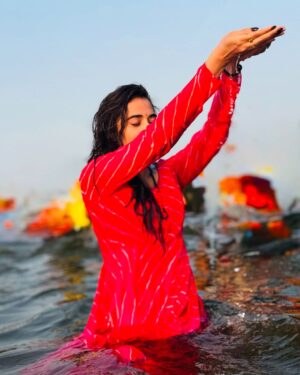 Stefy Patel Instagram - Jai Gange maiya ki 🙏♥️
.
Have Been dreaming about this moment every single day for the past month —taking a dip in the sacred Ganga at #Mahakumbh2025✨
And literally two days back I gave up , thinking I won’t be able to make it
But today, that dream is reality!♥️
Wo Kehte hai na Bulawa aata hai 🥰 toh Ganga maa ne bula lia 💫
.
Grateful beyond words to witness the world’s greatest spiritual gathering in this life 🙏✨

 #Blessed #Mahakumbh #spiritualjourney