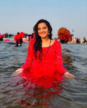 Stefy Patel Instagram - Jai Gange maiya ki 🙏♥️
.
Have Been dreaming about this moment every single day for the past month —taking a dip in the sacred Ganga at #Mahakumbh2025✨
And literally two days back I gave up , thinking I won’t be able to make it
But today, that dream is reality!♥️
Wo Kehte hai na Bulawa aata hai 🥰 toh Ganga maa ne bula lia 💫
.
Grateful beyond words to witness the world’s greatest spiritual gathering in this life 🙏✨

 #Blessed #Mahakumbh #spiritualjourney
