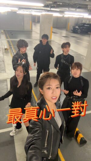 Stephanie Ho Instagram - Stephanie Ho🎤 x Plan V特別任務057 : 《最真心一對🫶🏻》 停車場acappella🅿️🎶

以前晚晚追 #EU超時任務 🥹📺

特別嘉賓：
Stephanie Ho @honganc

特工名單：
Duncan How @duncanhowj / 
Zayden Pang @pky__zayden / 
Timothy Chan @timothyhtc / 
Vivian Kong @vivixkong / 
Desta Lee @desta_l_e_e 

任務內容：

無需有萬次只需一次愛 未懼流眼淚
留起這初春不需千百季 去看穿秋水
只要伴著你任花火散去 讓背影結聚逾越時空裡
無憾一起飛去

#StephanieHo #何雁詩 #最真心一對 #music #acapella #planv