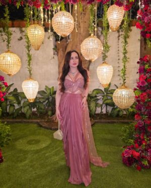 Stephanie Timmins Instagram - Pleats, sparkle, and a whole lot of sass! Slaying wedding fashion with this ethereal pink embellished saree gown💞💞 @libascafe ✨️

( Saree Gown, Indian Wedding outfit inspo, saree, wedding fashion, sequin pre draped saree, pink saree )
#sareegown #saree #predrapedsaree #indianweddingoutfits #indianweddings #bollywoodlook #bollywoodstyle #fashioninfluencer #feistyfoxdiaries #lookoftheday #pinksaree