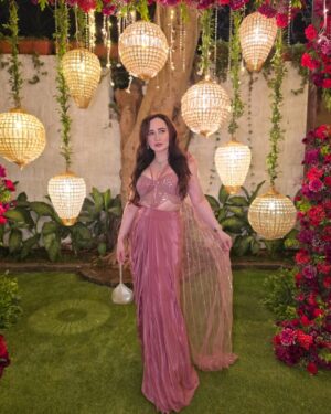 Stephanie Timmins Instagram - Pleats, sparkle, and a whole lot of sass! Slaying wedding fashion with this ethereal pink embellished saree gown💞💞 @libascafe ✨️

( Saree Gown, Indian Wedding outfit inspo, saree, wedding fashion, sequin pre draped saree, pink saree )
#sareegown #saree #predrapedsaree #indianweddingoutfits #indianweddings #bollywoodlook #bollywoodstyle #fashioninfluencer #feistyfoxdiaries #lookoftheday #pinksaree