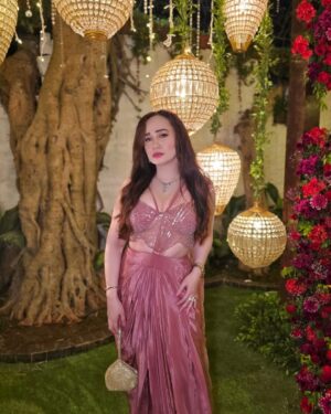 Stephanie Timmins Instagram - Pleats, sparkle, and a whole lot of sass! Slaying wedding fashion with this ethereal pink embellished saree gown💞💞 @libascafe ✨️

( Saree Gown, Indian Wedding outfit inspo, saree, wedding fashion, sequin pre draped saree, pink saree )
#sareegown #saree #predrapedsaree #indianweddingoutfits #indianweddings #bollywoodlook #bollywoodstyle #fashioninfluencer #feistyfoxdiaries #lookoftheday #pinksaree