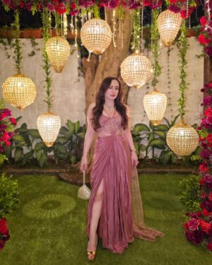 Stephanie Timmins Instagram - Pleats, sparkle, and a whole lot of sass! Slaying wedding fashion with this ethereal pink embellished saree gown💞💞 @libascafe ✨️

( Saree Gown, Indian Wedding outfit inspo, saree, wedding fashion, sequin pre draped saree, pink saree )
#sareegown #saree #predrapedsaree #indianweddingoutfits #indianweddings #bollywoodlook #bollywoodstyle #fashioninfluencer #feistyfoxdiaries #lookoftheday #pinksaree