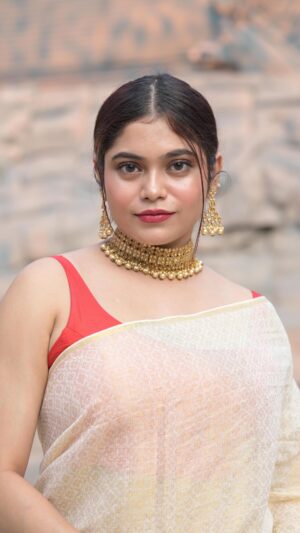 Sudeshna Biswas Instagram - Pujo’r adda & pandal hopping gets a whole new twist with @Aqualens colored lenses! 😍 Super comfortable, lightweight, and keeps my eyes moisturized for hours. 💫 Amar look ekhane complete hoyeche with their natural shades!

If you’re looking to elevate your Pujo look, check them out on the @lenskart app or at your nearest store! ✨

#AquaLens #PujoLook #FestiveReady #BengaliBeauty