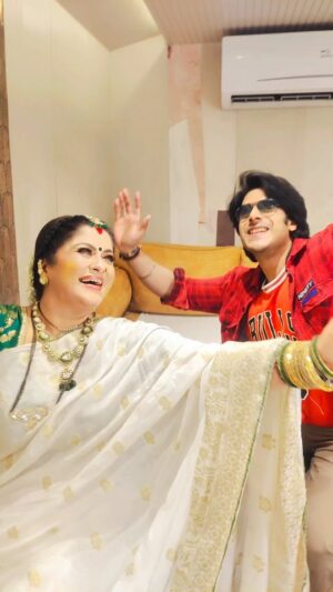 Sudha Chandran Instagram - On The Sets Of Safal 🙌🤗💥 Groovin On Ashke
Tune In Everyone 🙌💥🤗
Keep Loving Team Safal ❤️
Peace 🙌💥
Thank You Maa Ji Fo Making This Amazing Reel 

https://open.spotify.com/track/6sZNbVsgOrrxCditmjYkLs?si=5zzQQx8GRHmlHA4Sdcioqg&context=spotify:artist:6Nt3h2zgNgXKZ6YmiMwiZE

https://youtu.be/XeYOQhmlcf4?si=RByhdc6ABocld6jC

#bollywood #mumbai #punjab #pollywood #actor #model #godblesseveryone #peace
