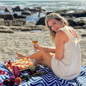 Sue Duminy Instagram - This Valentine’s Day there will be no fancy restaurants and expensive gifts, but rather home cooked meals, self love, quality time, sunsets and laughter.. some perspective on life and what self-love and self care means to me.. I’m choosing quality and health over quantity and trends.. Here is health, happiness, peace and self love.. Happy Valentine’s Day! ❤️ #LaagerRooibos #HealthyAlternative #dailycupofstrength #SelfLove