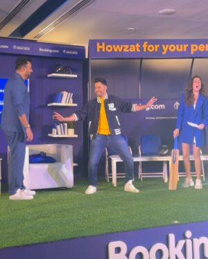 Sukhmani Sadana Instagram - When Cricket bonds with Bollywood, we Indians have so much funzzz! 

Hosting for @bookingcom_india with the super talented @varundvn and @zaheer_khan34 

#bookingcom #bookingdotcom #onstage #emcee #anchor #host #varundhawan #zaheerkhan #sukhmanisadana #cricket #bollywood
