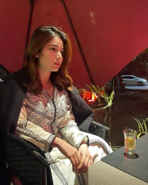 Sumaiyya Bukhsh Instagram - Happy hours!🥰
Dress @azmin.offical