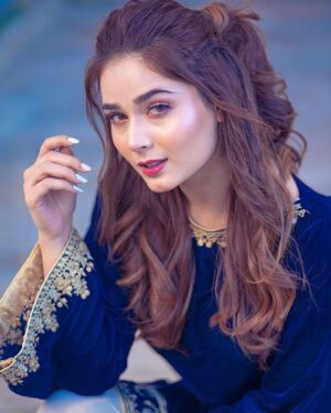 Sumaiyya Bukhsh Instagram - -
دل کی تکلیف کم نہیں کرتے
اب کوئی شکوہ ہم نہیں کرتے

Wearing @amigos_fashion_gallery 
Click @___grand.lens___